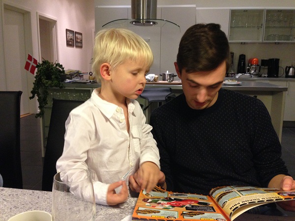 Rasmus og Emil laver klistermærkebog
