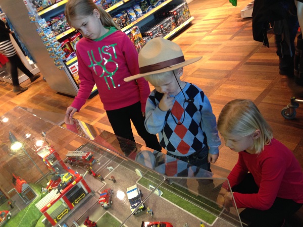 Signe, Rasmus og Anna i Lego Store i CPH