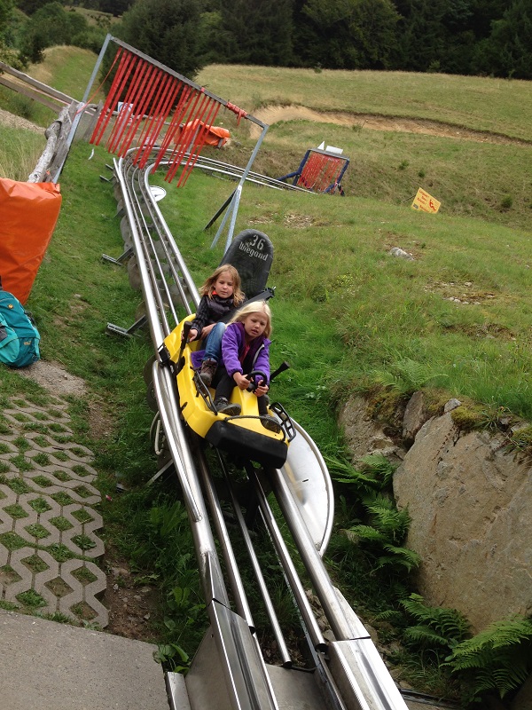 Anna og Signe på rodelbahn